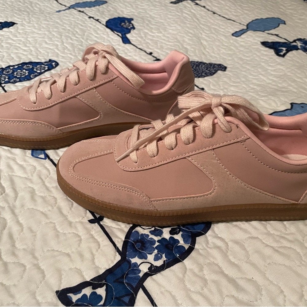 NEW No Boundaries Pink Women's Sneakers - Picture 2 of 4